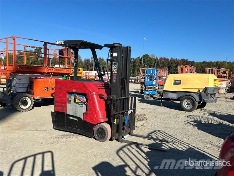 Raymond 425-C40TT 4000 lb Reach Truck شاحنة مناولة