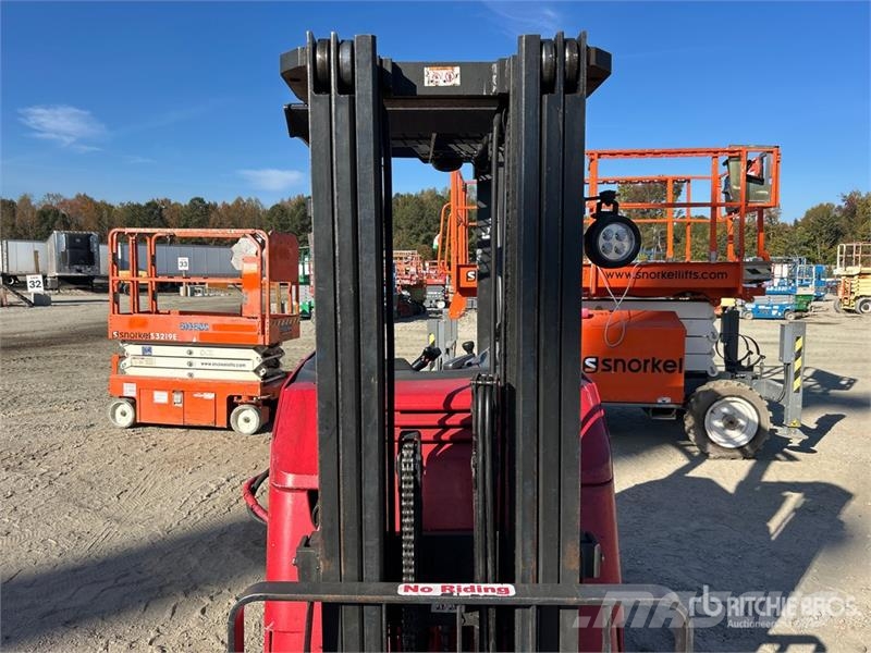 Raymond 425-C40TT 4000 lb Reach Truck شاحنة مناولة