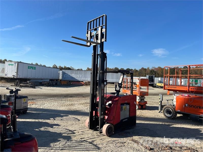 Raymond 425-C40TT 4000 lb Reach Truck شاحنة مناولة