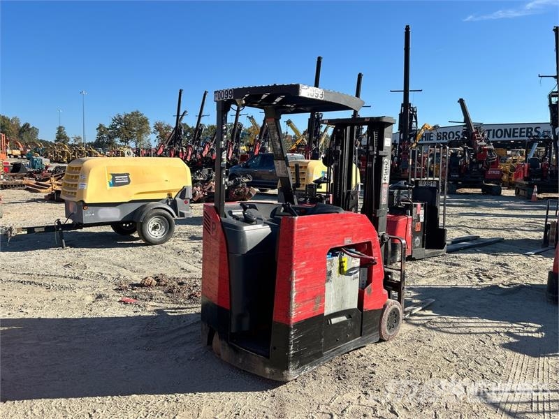 Raymond 425-C40TT 4000 lb Reach Truck شاحنة مناولة