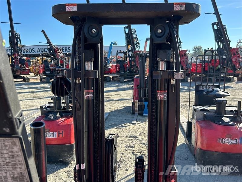 Raymond 425-C40TT 4000 lb Reach Truck شاحنة مناولة