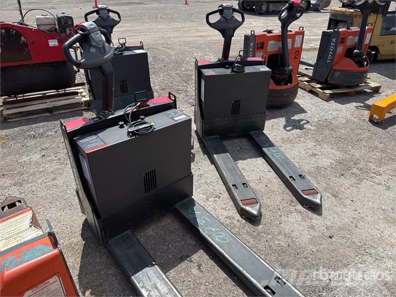 Raymond of (2) Raymond 8210 Electric Pallet Jack Pumppukärryt