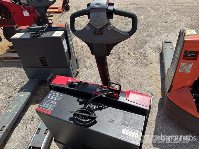 Raymond of (2) Raymond 8210 Electric Pallet Jack Pumppukärryt