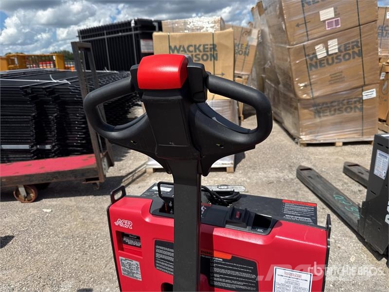 Raymond of (2) Raymond 8210 Electric Pallet Jack Pumppukärryt