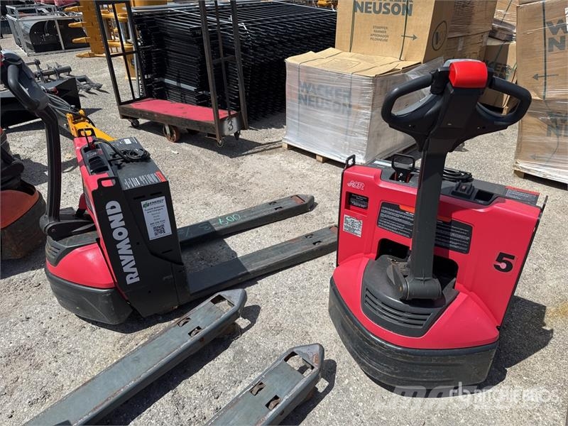 Raymond of (2) Raymond 8210 Electric Pallet Jack Pumppukärryt