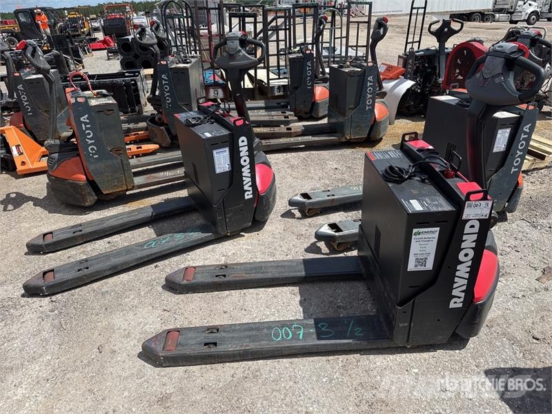 Raymond of (2) Raymond 8210 Electric Pallet Jack Pumppukärryt