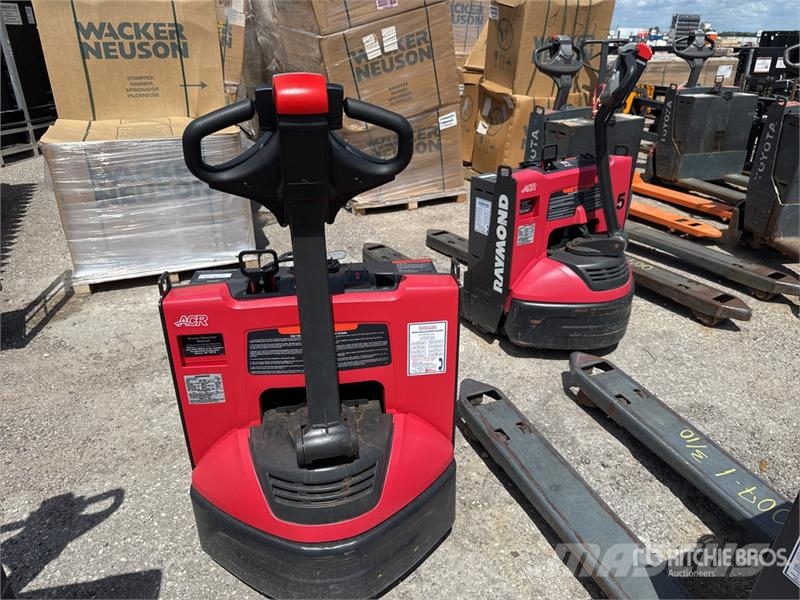 Raymond of (2) Raymond 8210 Electric Pallet Jack Pumppukärryt