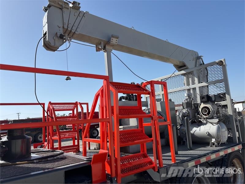 Road Boss Trailer Mfg. 48 ft T/A Step Deck Crane M 가공 장비