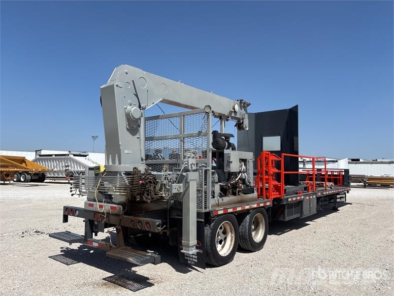 Road Boss Trailer Mfg. 48 ft T/A Step Deck Crane M Processutrustning