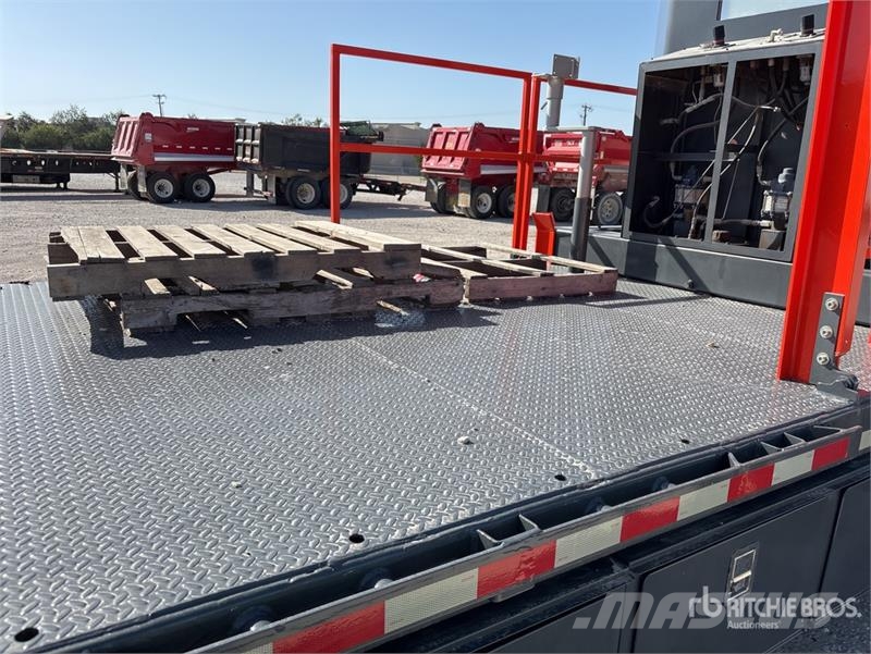 Road Boss Trailer Mfg. 48 ft T/A Step Deck Crane M 가공 장비