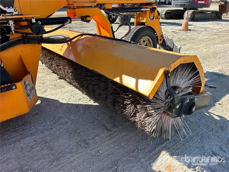 Rosco NB25 Self-Propelled Broom 掃倉機