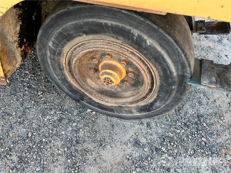 Rosco Tru-Pac 915 Pneumatikus kerekes hengerek