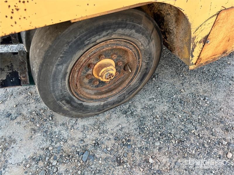 Rosco Tru-Pac 915 Pneumatikus kerekes hengerek