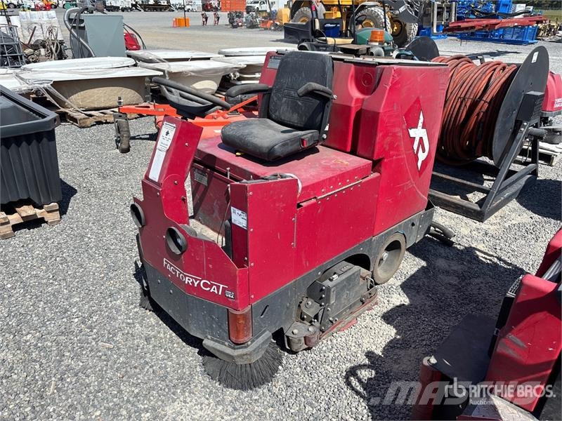 RPS Factory Cat XR Ride-On Electric Floor Sweeper Sonstige Erntemaschinen