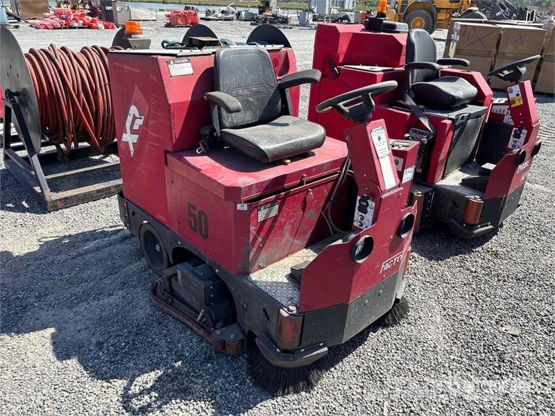 RPS Factory Cat XR Ride-On Electric Floor Sweeper Sonstige Erntemaschinen