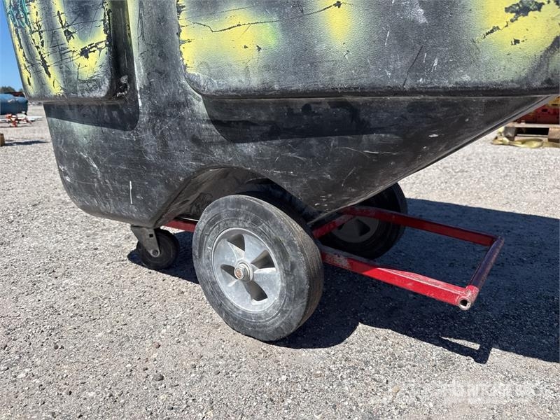 Rubbermaid 1 cyd Trash Cart 農業機械 - その他