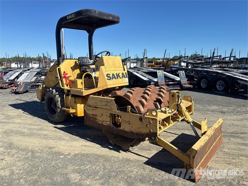 Sakai SV201TB Padfoot Drum Compactor مداحل أحادية الأسطوانة