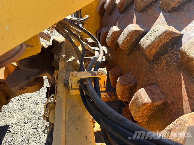 Sakai SV201TB Padfoot Drum Compactor مداحل أحادية الأسطوانة
