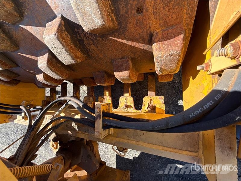 Sakai SV201TB Padfoot Drum Compactor مداحل أحادية الأسطوانة