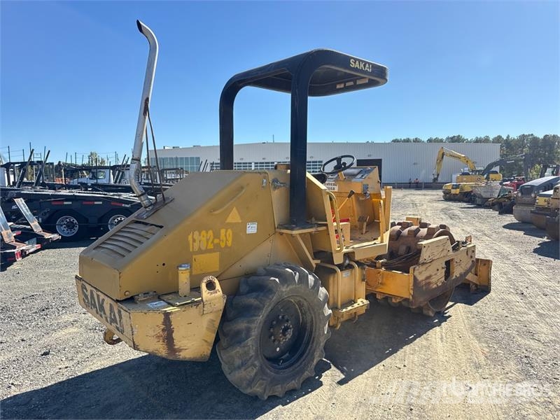 Sakai SV201TB Padfoot Drum Compactor مداحل أحادية الأسطوانة