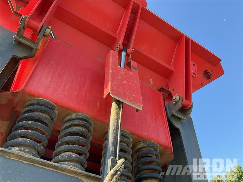 Sandvik QJ341 Tracked Jaw Crushing Plant 골재 플랜트