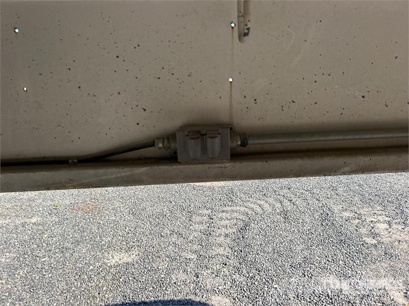  Sanford Flatbed Cover with Adjustable Legs Muut