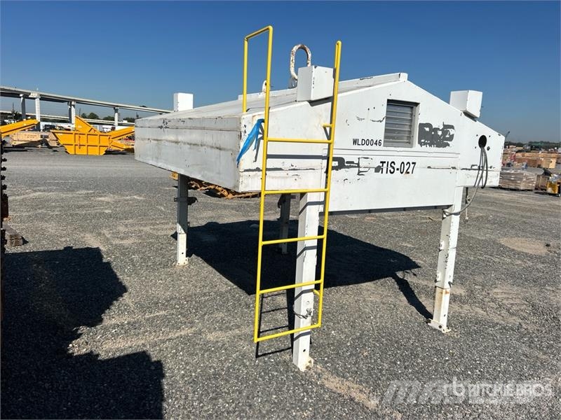  Sanford Flatbed Cover with Adjustable Legs Muut