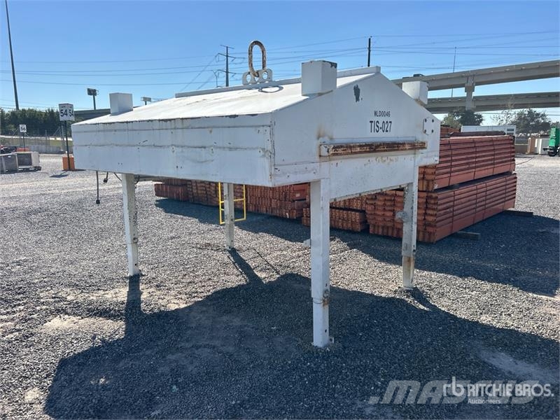  Sanford Flatbed Cover with Adjustable Legs Muut