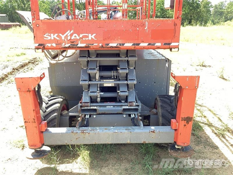 SkyJack 6832RT 4x4 Dual Fuel Scissor Lift Schaarhoogwerkers