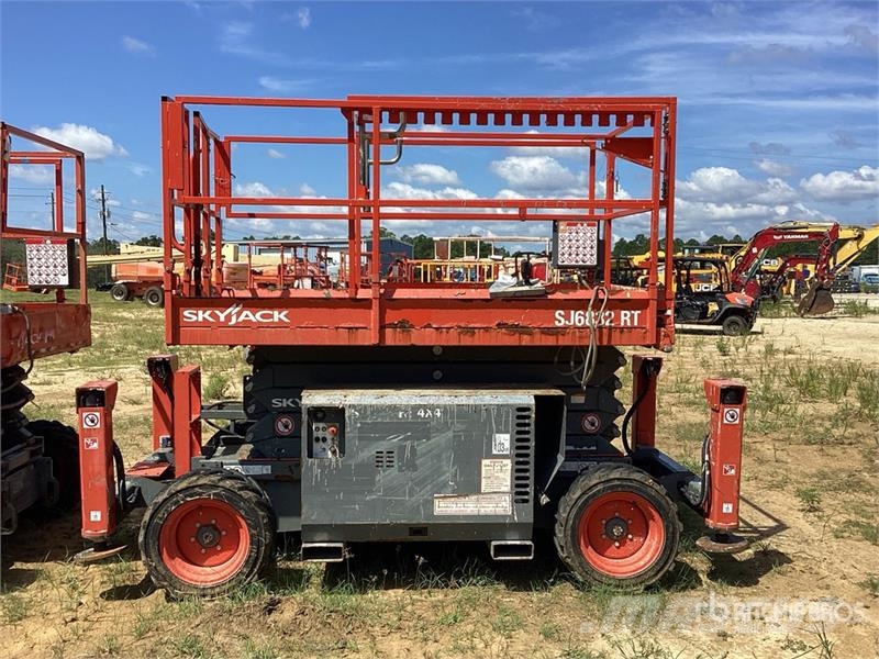 SkyJack 6832RT 4x4 Dual Fuel Scissor Lift Schaarhoogwerkers