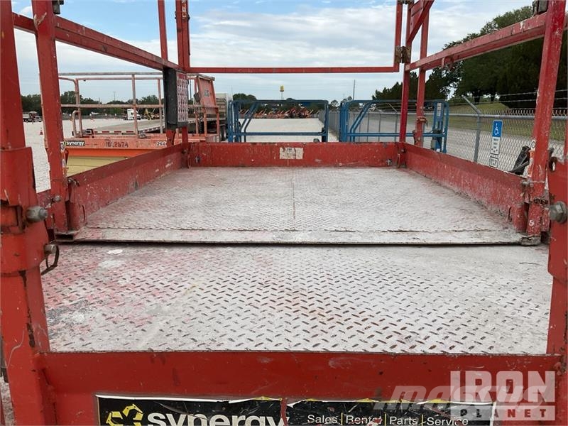 SkyJack 6832RT 4x4 Dual Fuel Scissor Lift Makazaste platforme