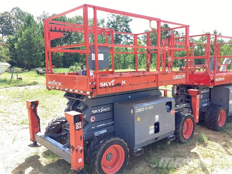 SkyJack 6832RT 4x4 Dual Fuel Scissor Lift Schaarhoogwerkers
