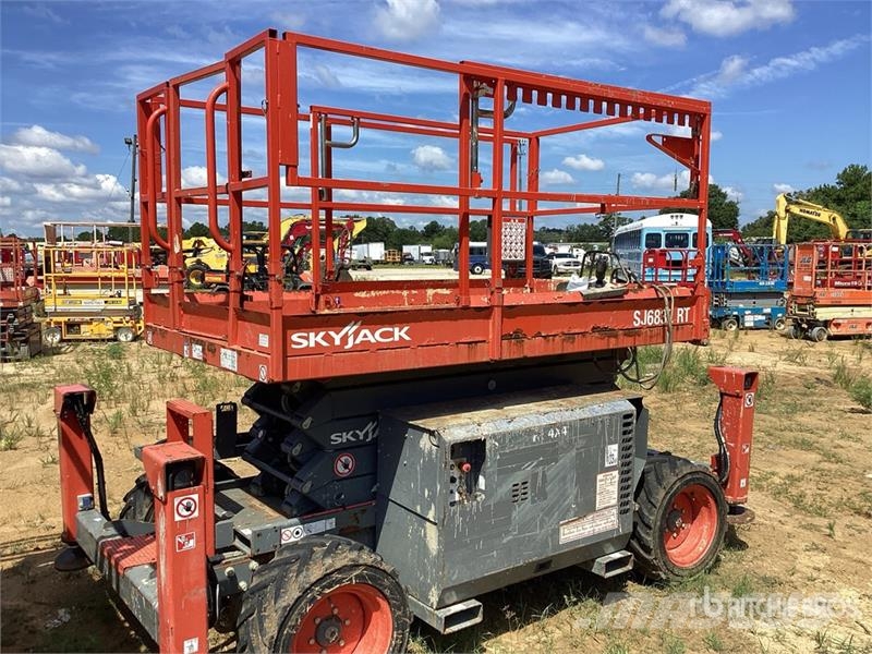 SkyJack 6832RT 4x4 Dual Fuel Scissor Lift Schaarhoogwerkers