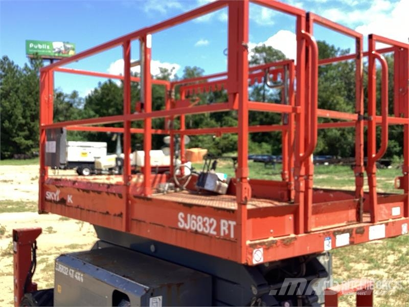 SkyJack 6832RT 4x4 Dual Fuel Scissor Lift Schaarhoogwerkers