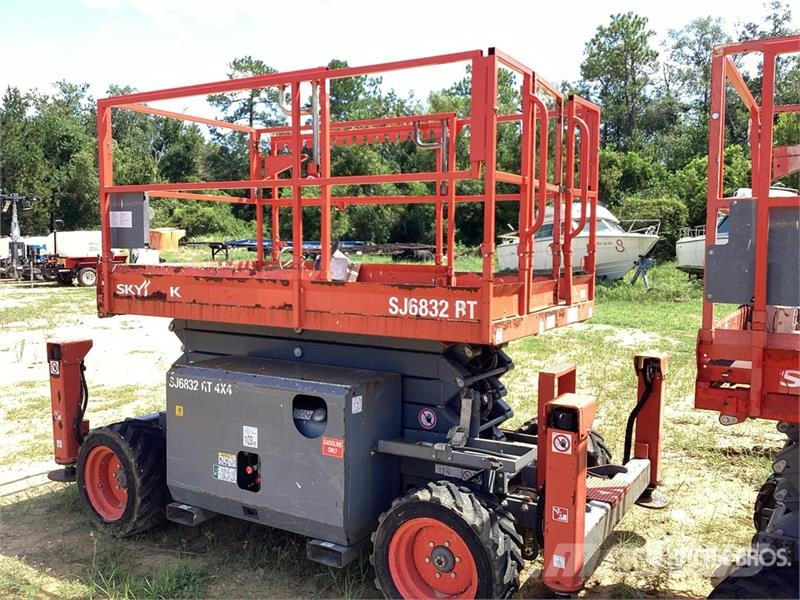 SkyJack 6832RT 4x4 Dual Fuel Scissor Lift Schaarhoogwerkers