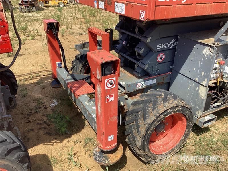 SkyJack 6832RT 4x4 Dual Fuel Scissor Lift Schaarhoogwerkers