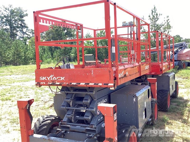 SkyJack 6832RT 4x4 Dual Fuel Scissor Lift Schaarhoogwerkers