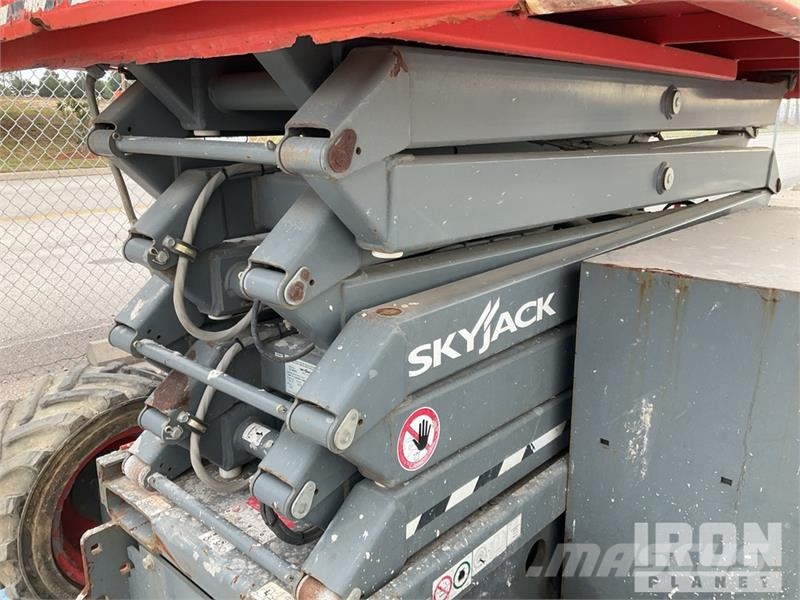 SkyJack 6832RT 4x4 Dual Fuel Scissor Lift Makazaste platforme