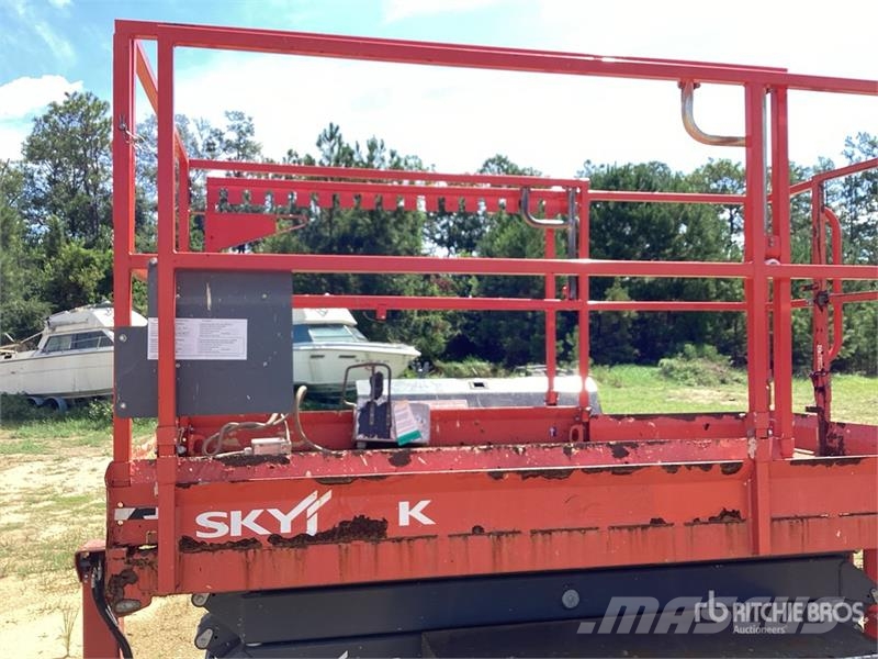 SkyJack 6832RT 4x4 Dual Fuel Scissor Lift Schaarhoogwerkers