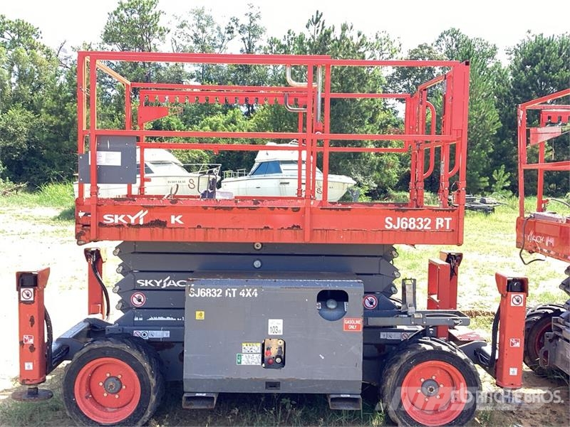 SkyJack 6832RT 4x4 Dual Fuel Scissor Lift Schaarhoogwerkers