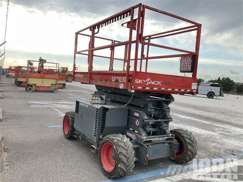 SkyJack 6832RT 4x4 Dual Fuel Scissor Lift Makazaste platforme