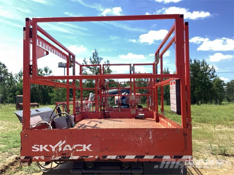 SkyJack 6832RT 4x4 Dual Fuel Scissor Lift Schaarhoogwerkers