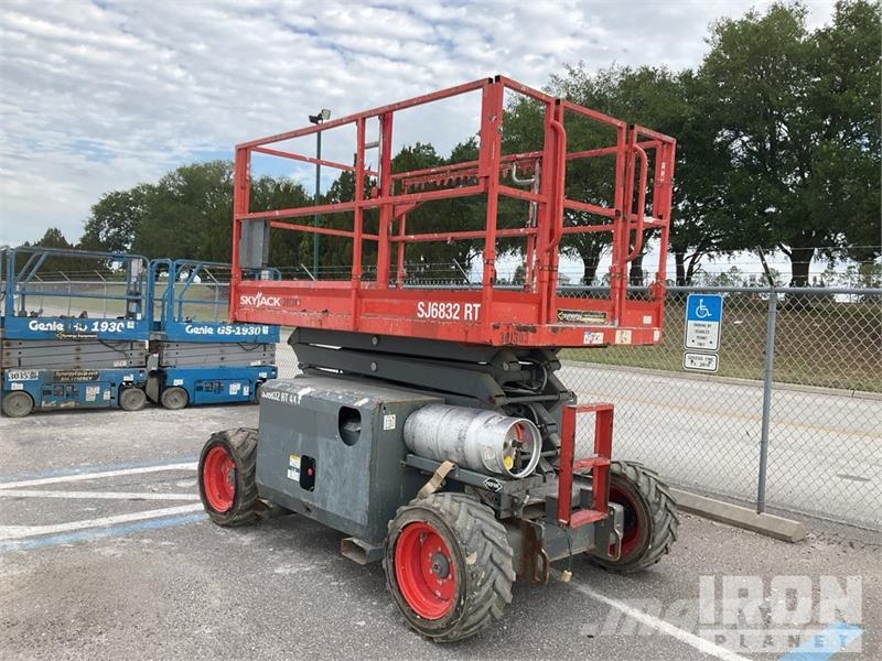 SkyJack 6832RT 4x4 Dual Fuel Scissor Lift Makazaste platforme