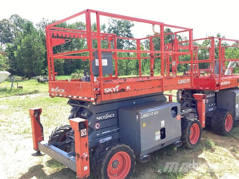 SkyJack 6832RT 4x4 Dual Fuel Scissor Lift Schaarhoogwerkers