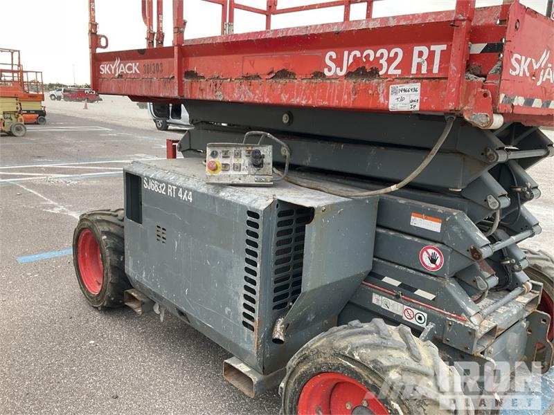 SkyJack 6832RT 4x4 Dual Fuel Scissor Lift Makazaste platforme