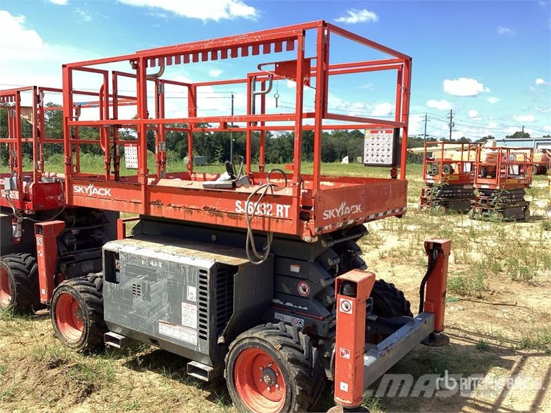 SkyJack 6832RT 4x4 Dual Fuel Scissor Lift Schaarhoogwerkers