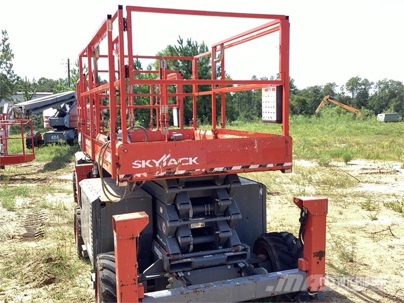 SkyJack 6832RT 4x4 Dual Fuel Scissor Lift Schaarhoogwerkers