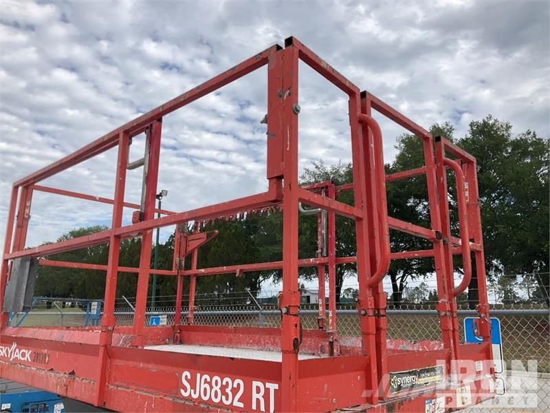 SkyJack 6832RT 4x4 Dual Fuel Scissor Lift Makazaste platforme