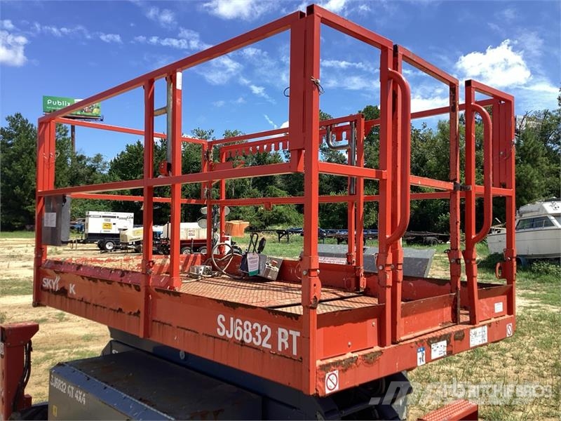 SkyJack 6832RT 4x4 Dual Fuel Scissor Lift Schaarhoogwerkers