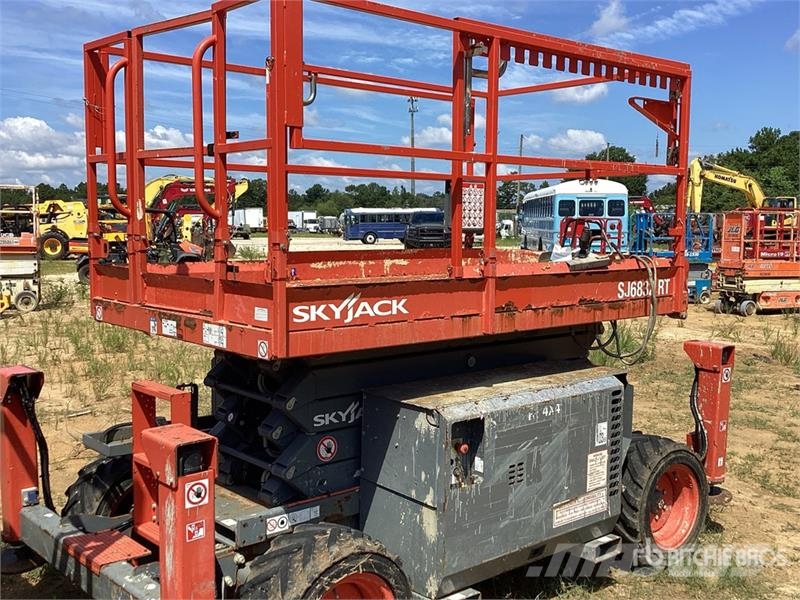 SkyJack 6832RT 4x4 Dual Fuel Scissor Lift Schaarhoogwerkers